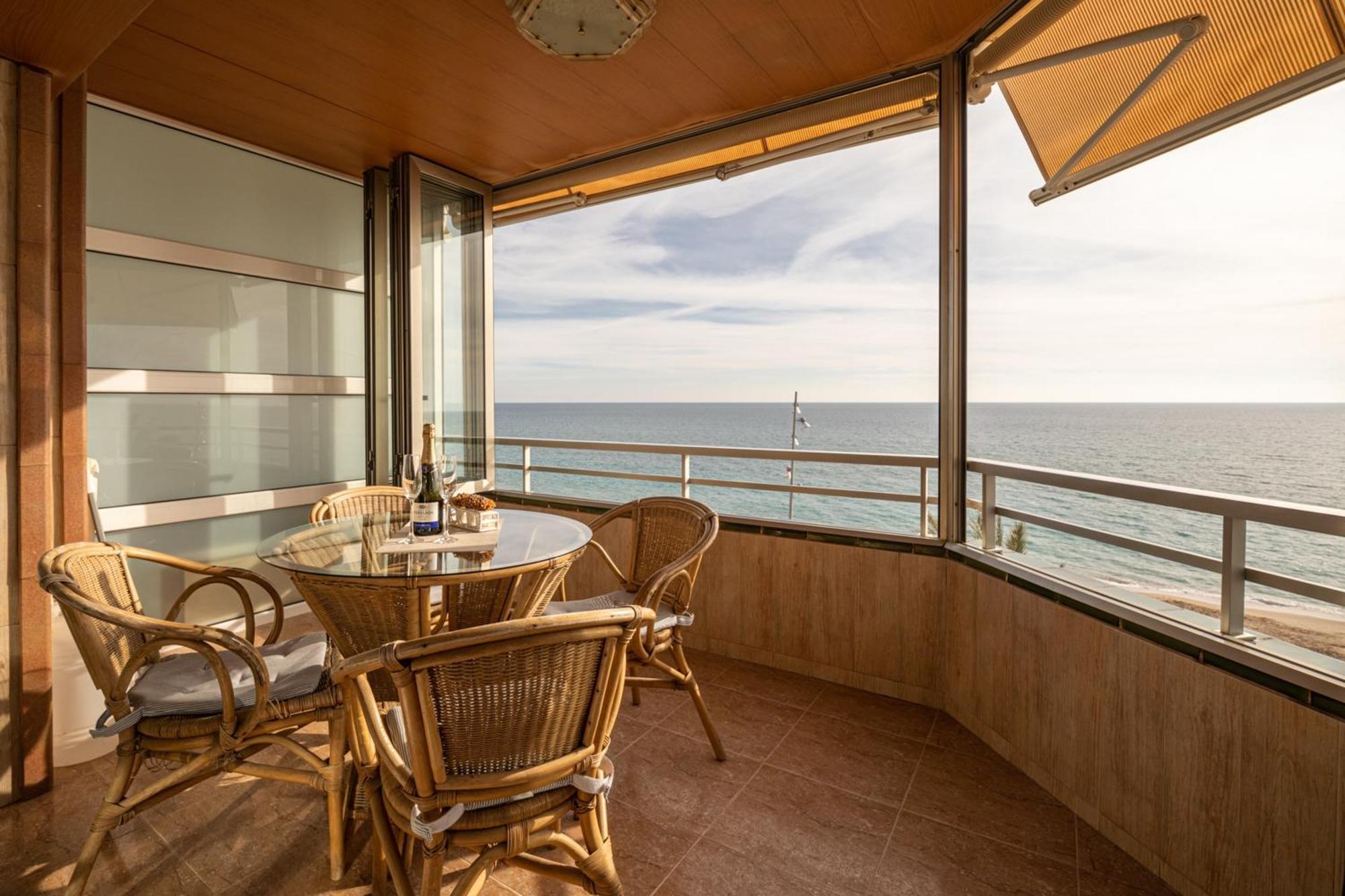 Spacious Apartment With Sea View Terrace In Calafell Esterno foto